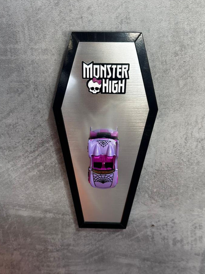 Quadro Automotivo Gótico com Miniatura Rosa – Edição Colecionável Premium